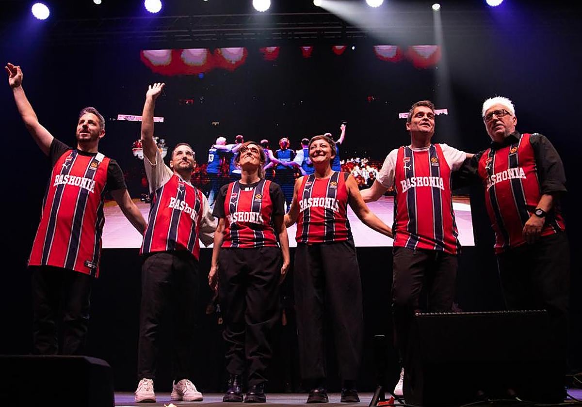 David Cepo, Galder Varas, Ana Morgade, Eva Hache, Álex Clavero y Leo Harlem se despiden del Buesa Arena equipados con su camiseta personalizada.